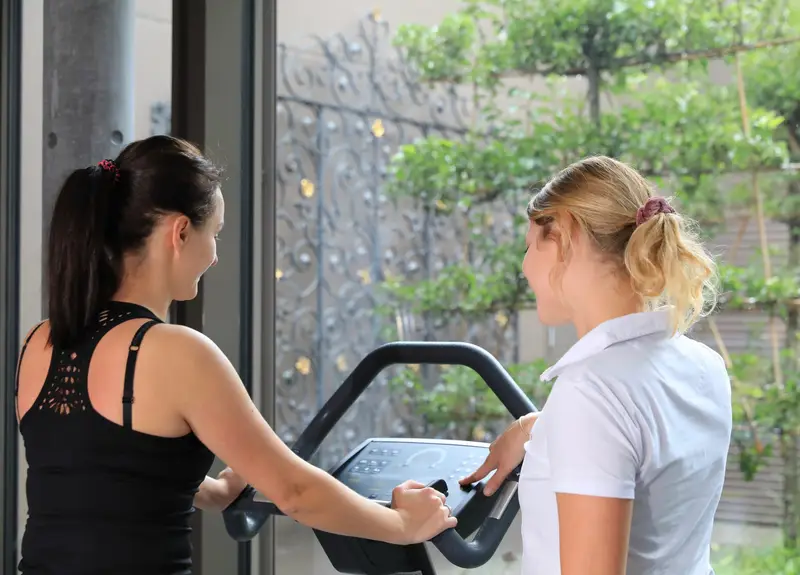 Therapie im Trainingsraum der Physio Reusstal